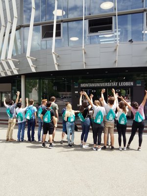 Pupils and prospective students in front of the Montanuniversität.