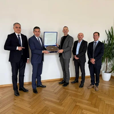 Der usbekische Botschafter Bakhtiyor Ibragimov (2. v.l.) übergibt ein Gastgeschenk an Vizerektor Thomas Prohaska (3. v.r.). Ebenso beim Treffen dabei waren Botschaftsrat Mamur Rasulov (l.), Univ.-Prof. Michael Tost (2.v. r.) und assoz. Prof. Stefan Steinlechner