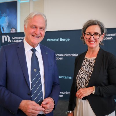 Rektor Peter Moser (l.) mit Univ.-Prof. Dr. Barbara Stelzl-Marx bei der heutigen Pressekonferenz. Foto: © Armin Russold. 