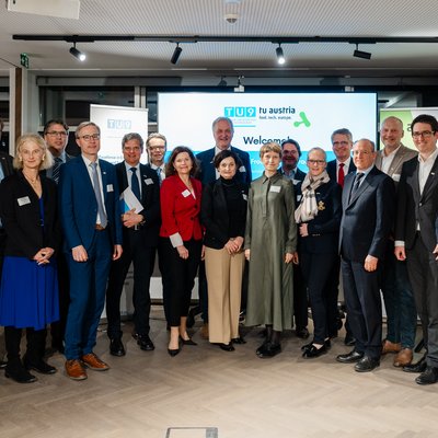 Rektor Peter Moser (hinten 8.v.l.) und Vizerektorin Christina Holweg (7.v.l.) bei der MFF-Diskussion in Brüssel. Foto: © Olivia van der Beken 