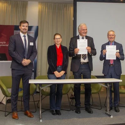 v.l.n.r.: ÖVIA-Geschäftsführer Georg Steger, Vizerektorin für Finanzen und Infrastruktur Manuela Raith, Rektor Peter Moser und ÖVIA-Präsident em.O.Univ.-Prof. Hubert Biedermann. Foto: © ÖVIA