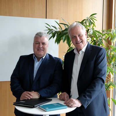 AT&S-CEO Michael Mertin (links) empfing Rektor Peter Moser, um die intensivere Partnerschaft zu besiegeln. Foto: © AT&S/Christoph Heigl 