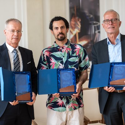 Die drei Preisträger des Preises der Lehre 2026: v.l.n.r.: Ao.Univ.-Prof. Gregor Mori, Univ.-Prof. Christoph Rameshan und Univ.-Prof. Harald Raupenstrauch. Foto: © MUL/Schnehen. 