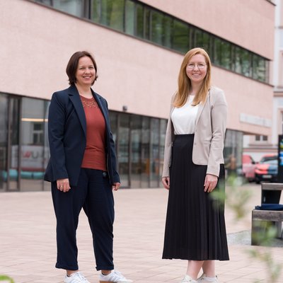 Assoz.-Prof. Dr. Nina Schalk (l.) und Assoz.-Prof. Dr. Eva Gerold (r.). Foto: MUL/Tauderer