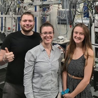 Das Experimentierteam in Triest: v.l.n.r.: Max Rauscher, Malina Seyffertitz und Chloe Balhatchet. Foto: © Privat. 