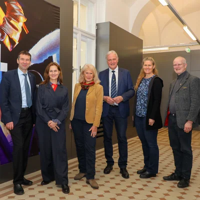 v.l.n.r.: Vizerektor für Forschung und Nachhaltigkeit Helmut Antrekowitsch, FFG-Geschäftsführerin Mag. Karin Tausz, Dr. Margit Haas (FFG Teamleitung Produktion, Quanten- und Nanotechnologie), Rektor Peter Moser, Dr. Karolina Schwendtner (FFG Programmmanagerin im Bereich Produktion & Material) und Univ.-Prof. Roland Pomberger (Leiter des Lehrstuhls für Abfallverwertungstechnik und Abfallwirtschaft). Foto: © Armin Russold