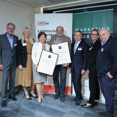 Mag. Birgit Stampfl, Leitung Serviceabteilung Marketing und Communication (3.v.l.), Vizerektorin Christina Holweg (4.v.l.), Klaus Ketterle, Creative Director bei Springer & Jacoby Österreich (5.v.l.) und Johannes Roth, Marketing und Communication (2.v.r). Foto: © MCG
