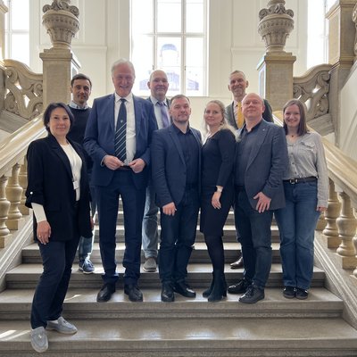 Rektor Peter Moser (3.v.l.) und Vizerektor Thomas Prohaska (hintere Reihe, 2.v.r.) gemeinsam mit der Delegation der Dnipro University of Technology. Foto: © MUL