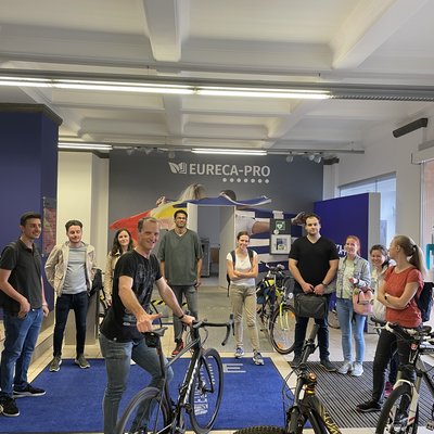 Usi-Leiter Bernd Tauderer zeigt den Teilnehmer*innen beim Workshop "Selber schrauben" Trciks für kleine Reparaturen am Fahrrad.