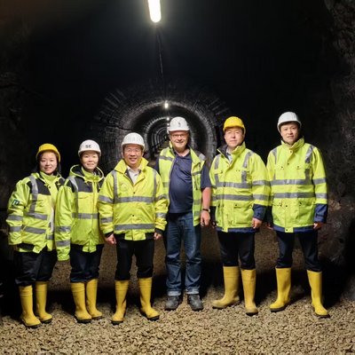 Univ.-Prof. Dipl.-Ing. Dr.mont. Robert Galler (4.v.l.) mit der Delegation der China University of Mining and Technology (CUMTB) bei einem Besuch am Zentrum am Berg (ZaB). Foto: © MUL