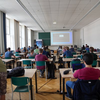 Die Teilnehmerinnen und Teilnehmer bei der ersten Data Science Summer School werden in einem Hörsaal an der Montanuniversität Leoben unterrichtet.