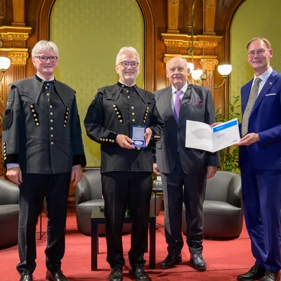 v.l.n.r.: Laudator Univ.-Prof. Dipl.-Ing. Dr.mont. Walter Friesenbichler (ehemaliger Leiter des Lehrstuhles für Spritzgießen von Kunststoffen an der Montanuniversität Leoben), Univ.-Prof. Dipl.-Ing. Dr.mont. Clemens Holzer (Leiter des Lehrstuhls für Kunststoffverarbeitung, Montanuniversität Leoben), Hubert Culik (OFI Präsident) und Udo Pappler (Geschäftsführer OFI). Foto: © OFI/Michael Pyerin. 