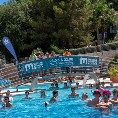 Teilnehmerinnen des X-JAM Events der Montanuniversität Leoben genießen eine Abkühlung im Pool nach dem Wissensspiel „Beat the Prof“, bei dem sie gegen Professorinnen in Physik, Chemie und Mathematik antraten.