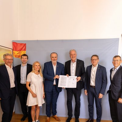 Gruppenbild anlässlich der Unterzeichnung eines Kooperationsvertrages zwischen dem Land Burgenland und der Montanuniversität Leoben (MUL) (v.l.) Univ.-Prof. Gerald Pinter, Vizerektor Helmut Antrekowitsch, Vizerektorin Barbara Romauer, Landeshauptmann Hans Peter Doskozil, Rektor Peter Moser, Landesholding Burgenland-Geschäftsführer Gerald Goger, Landesholding Burgenland-Prokurist Peter Dopler.