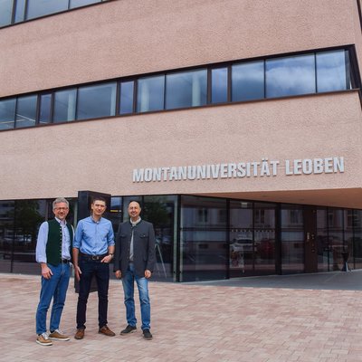 Univ.-Prof. Dr. Gerald Pinter, vom Lehrstuhl für Werkstoffkunde und Prüfung der Kunststoffe (links), Univ.-Prof. Dr. Raul Bermejo, vom Lehrstuhl für Struktur- und Funktionskeramik (rechts) und Dr. Oldřich Ševeček von der Technischen Universität Brünn (mitte). © MUL