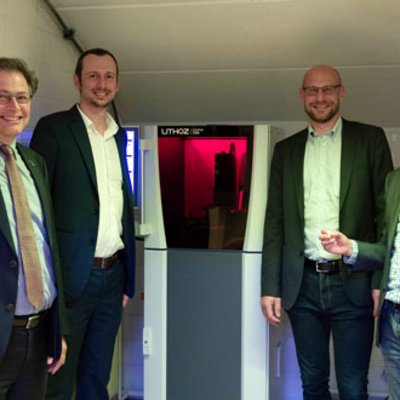 [Translate to English:] Die Übergabe des 3D-Druckers: v.l.n.r. Montanuni-Rektor Wilfried Eichlseder, Assoz.Prof. Dr. Thomas Grießer, Lithoz-CEO Dr. Johannes Homa, Univ.-Prof. Dr. Raul Bermejo Moratinos.  Foto-Credit: Montanuni/Bendl