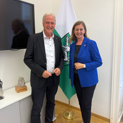 Rektor Peter Moser (links) und Barbara Eibinger-Miedl, Staatssekretärin im Bundesministerium für Finanzen (rechts). Foto: © Privat