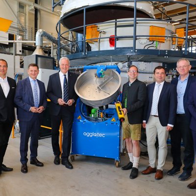 v.l.n.r.: Christoph Ludwig (Geschäftsführer SFG), Bürgermeister Kurt Wallner, Rektor Peter Moser, Dipl.-Ing. Robert Obenaus-Emler, assoz.-Prof. Jürgen Antrekowitsch, Univ.-Prof. Markus Lehner und Nicolas Gibert-Morin (GD REGIO). Foto: © Armin Russold.  