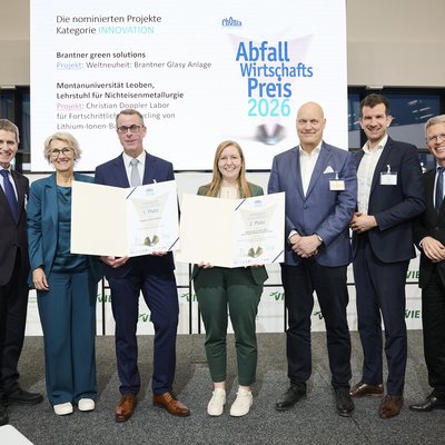 Ass.-Prof. Priv.-Doz. Dipl.-Ing. Dr.mont. Eva Gerold (Mitte), Leiterin des CD-Labors für Fortschrittliches Recycling von Lithium-Ionen-Batterien an der Montanuniversität Leoben bei der Preisverleihung. Foto: © Richard Tanzer. 