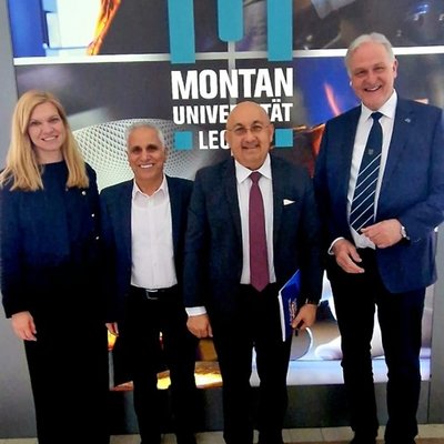 Bildtext 1: v.l.n.r.: Dr.-Ing. Susanne Feiel, Prof. Dr. Riyaz Kharrat, Vizepräsident Univ.-Prof. Dr. Dana Mawlood und Rektor Peter Moser. Foto: © MUL