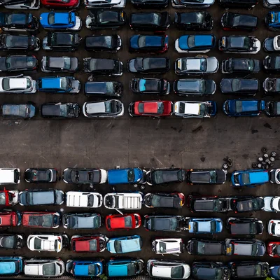 Viele verschiedene Autos von oben.