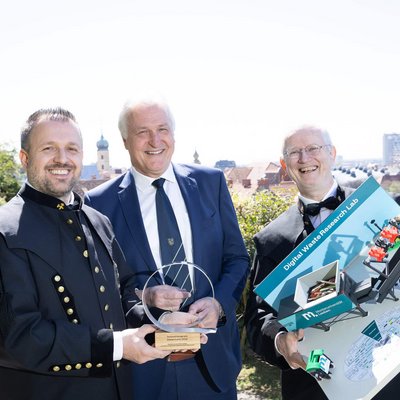 v.l.n.r.: Ass.-Prof. Renato Sarc (AVAW), Rektor Peter Moser und Univ.-Prof. Roland Pomberger (Leiter AVAW) nahmen den Preis im Rahmen der feierlichen Veranstaltung entgegen. Foto: © Oliver Wolf. 