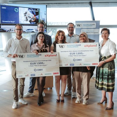 Die Gewinnerinnen des Hauptpreises der Business Case Challenge 2026 v.l.n.r.: Radoslav Suchon (Universität Wien), Zahra Razi (Montanuniversität Leoben), Gunel Rahimli (TU Bergakademie Freiberg) und Alvi Zainita (Montanuniversität Leoben), gemeinsam mit Vizerektorin Christina Holweg (ganz rechts). Foto: © Nadine Studeny