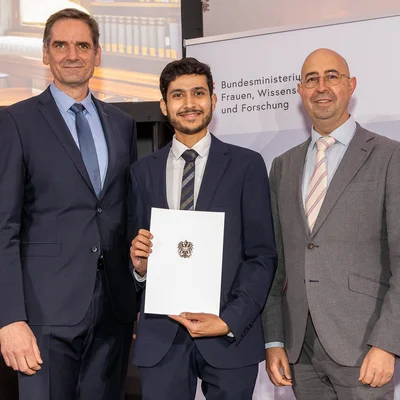 Dipl.-Ing. Dr.mont. Abdullah Jabr (middle) at the award ceremony in Vienna with Dean of Studies Univ.-Prof. Dr. Thomas Antretter (left) and Univ.-Prof. Dr. Raul Bermejo, head of the chair of Structural and Functional Ceramics (right). Photo: © BMFWF/Martin Lusser. 