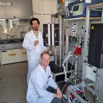 Unter der Betreuung von Univ.-Prof. Dr. Christoph Rameshan forscht Dipl.-Ing. Tobias Berger (vorne), PhD-Student am Lehrstuhl für Physikalische Chemie, an neuen Katalysatoren für die effiziente Methanol-Dampfreformierung. Foto: © LS für Physikalische Chemie.  