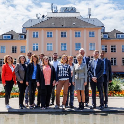 Gruppenfoto von Mitarbeiter*innen unterschiedlicher Fachabteilungen des Bundesministeriums für Bildung, Wissenschaft und Forschung und der Montanuniversität Leoben.