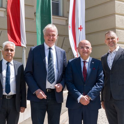v.l.n.r.: Prof. Riyaz Kharrat (International Relations und European University), Rektor Peter Moser, der georgische Botschafter Alexander Maisuradze und Vizerektor für Lehre und Internationales Thomas Prohaska. Foto: © MUL/Tauderer