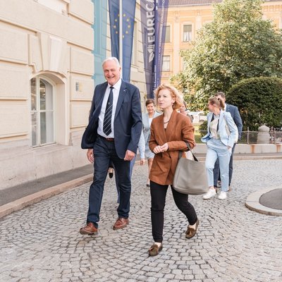 Bundesministerin Eva-Maria Holzleitner (hier mit Rektor Peter Moser) besuchte die Montanuniversität Leoben, um sich über aktuelle Entwicklungen in Forschung und Lehre sowie über strategische Internationalisierungsvorhaben zu informieren. 