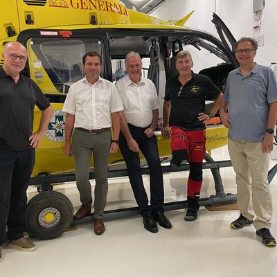 Vor dem Hubschrauber Christophorus 17 (C17) stehen Robert Galler, Jürgen Antrekowitsch, Rektor Peter Moser, Stützpunktleiter Captain Thomas Leitold und Altrektor Wilfried Eichlseder.