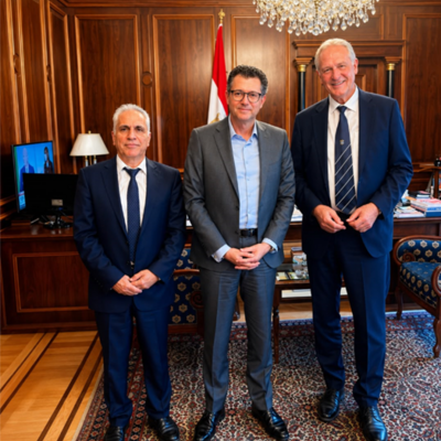 v.l.n.r.: Dr. Riyaz Kharrat, S.E. Botschafter Mohamed Nasr und Rektor Peter Moser. Foto: © Privat.