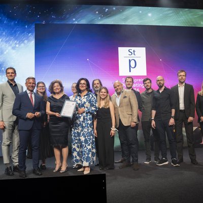 Bei der feierlichen Preisverleihung des Staatspreis Marketing 2026 am 8. Juni in Wien wurde die Universität mit dem „Bundesländerpreis Steiermark“ ausgezeichnet. Foto: © Ingo Folie/ Matthias Silveri  