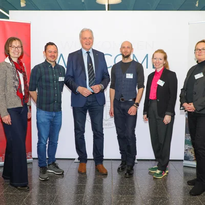Rektor Peter Moser (3.v.li.) mit Mag. Karin Müller-Magyar vom Bundesministerium für Frauen, Wissenschaft und Forschung (re.) mit dem Organisationsteam (v.li.) Mag. Julia Mayerhofer-Lillie (MUL), Dr. Daniel Dörler, Dr. Florian Heigl (beide Österreich forscht) und Prof. Johanna Irrgeher (MUL). Foto: © MUL/Russold