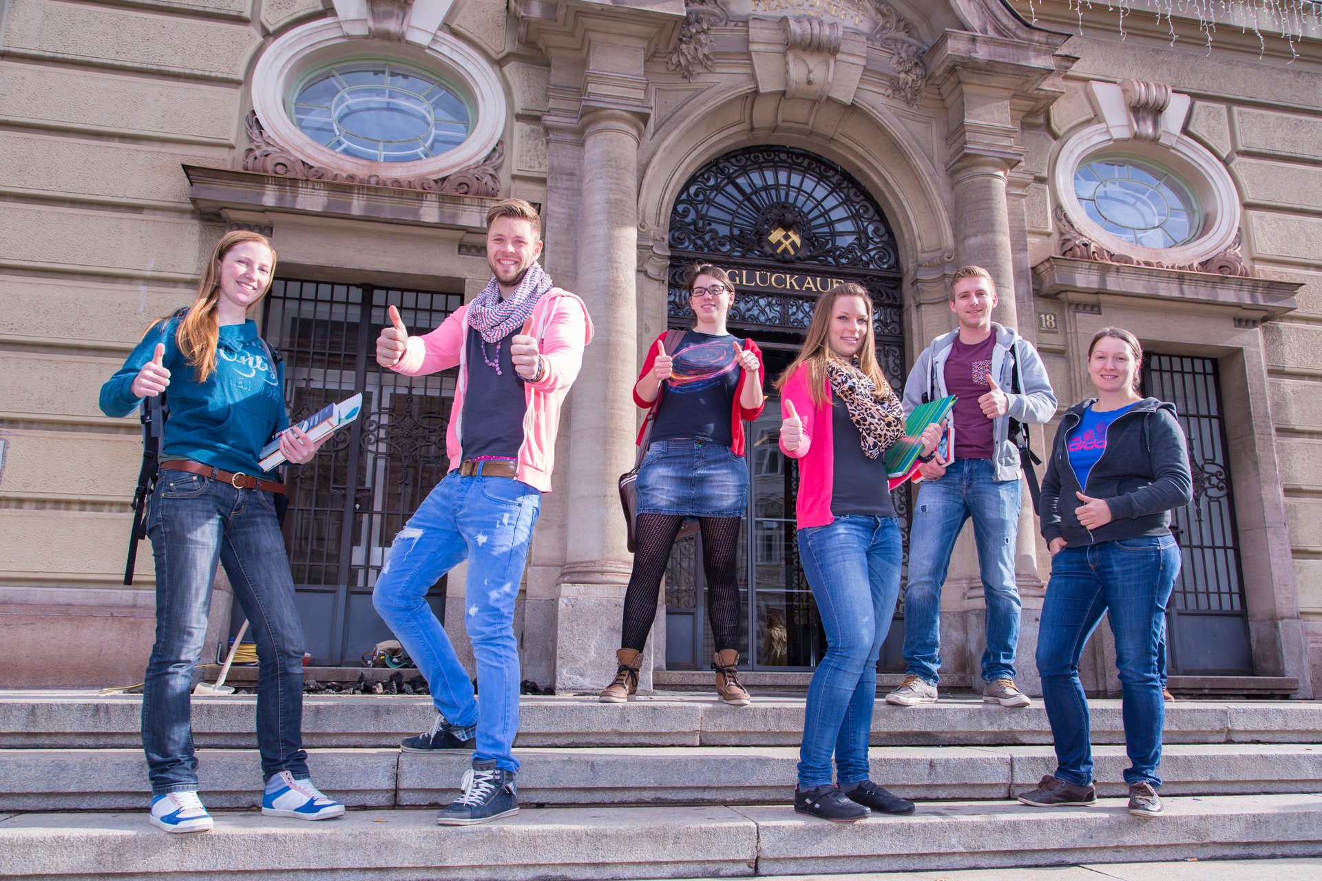 Studierende der Montanuniversität vor dem Hauptgebäude