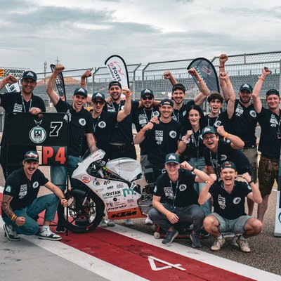 Das MontanFactoryRacing-Team (MFR) der Montanuniversität Leoben feierte ihren Erfolg auf der Rennstrecke. Foto: © MUL/ Niklas Kirchner