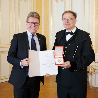 Bundesminister Martin Polaschek (links) und Altrektor Wilfried Eichlseder (rechts) bei der Verleihung des Großen Goldenen Ehrenzeichens für Verdienste um die Republik Österreich. Foto: BMBWF/Sabine Klimpt