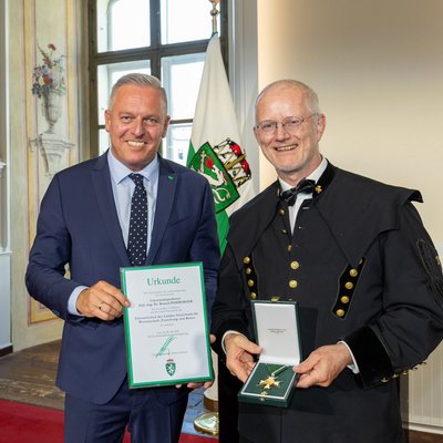 Ehrenzeichen des Landes Steiermark für Wissenschaft, Forschung und Kunst für: LH Mario Kunasek (l.) mit Univ.-Prof. Roland Pomberger (r.). Foto: © Land Steiermark/ Robert Frankl