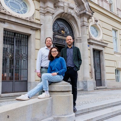 Vor dem Hauptgebäude der Montanuniversität Leoben stehen die Forscher Martin Pischler, Xiangyun Shi und David Misch.