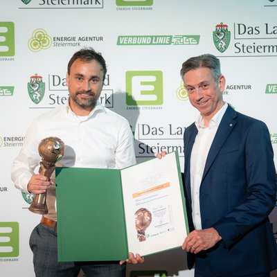 Dipl.-Ing. Dr.mont. Manuel Leuchtenmüller vom Lehrstuhl für Nichteisenmetallurgie der Montanuniversität Leoben (l.) mit Rubrikpate Werner Ressi, Vorstand der Energie Steiermark (r.).Foto: © Land Steiermark/Fabian Weissitsch