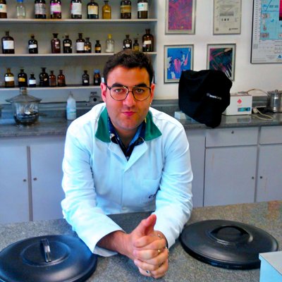 Ass.-Prof. Matheus A. Tunes, BSc MSc PhD (foto) und sein Team vom [X-MAT]-Labor am Lehrstuhl für Nicheisenmetallurgie der Montanuniversität Leoben haben in der Fachzeitschrift "Advanced Materials" eine bahnbrechende Studie veröffentlicht. Foto: © MUL/Tunes