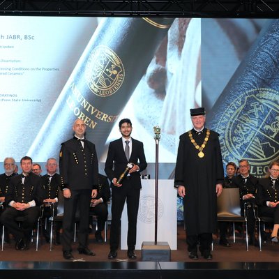 vorne v.l.n.r.: Univ.-Prof. Dr. Raul Bermejo, Dipl.-Ing. Dr.mont. Abdullah Jabr und Rektor Peter Moser. Foto: © Armin Russold. 