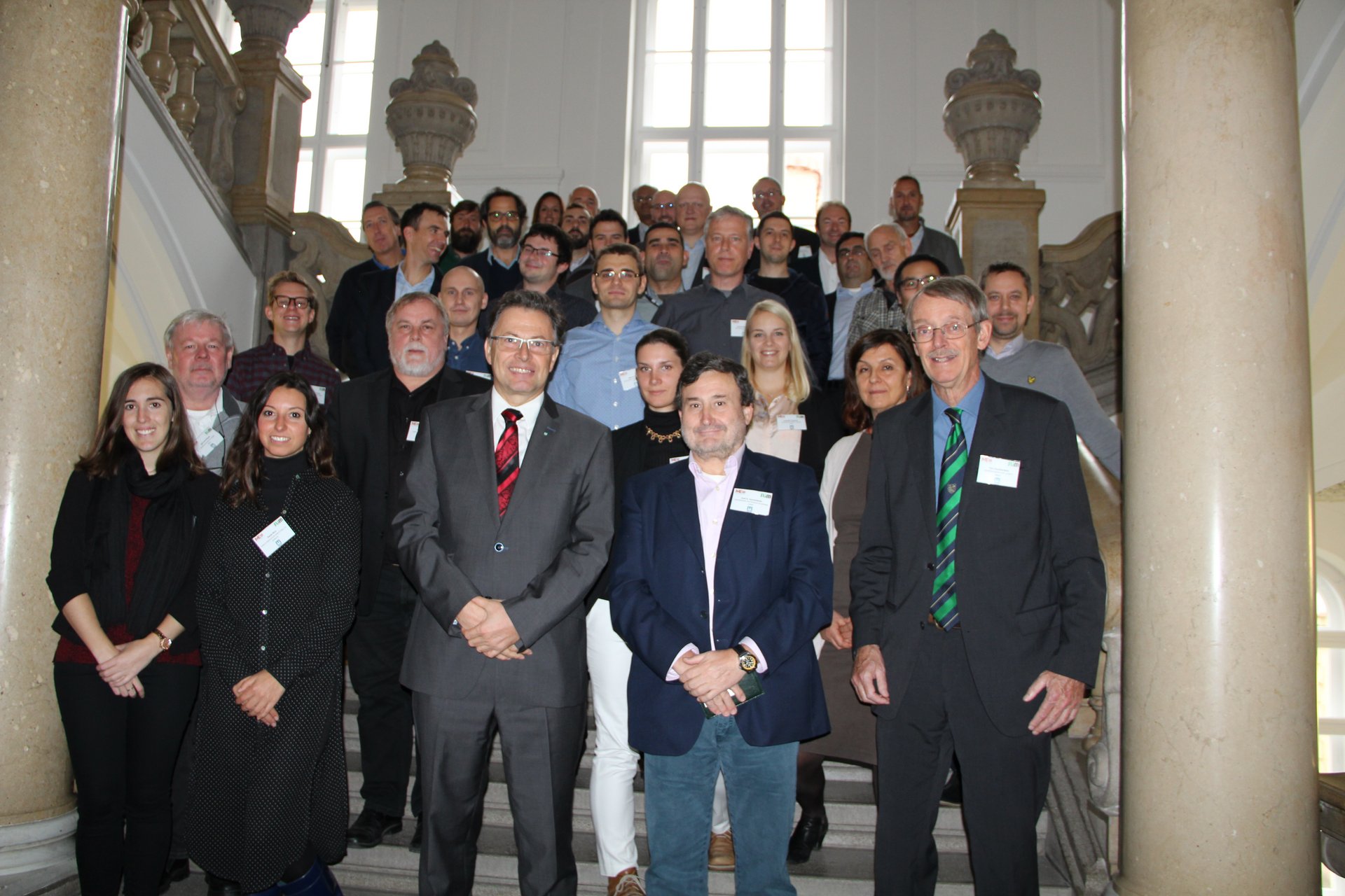 Gruppenfoto der Teilnehmer des Arbeitstreffens im Stiegenhaus des Hauptgebäudes