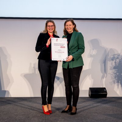 Vizerektorin für Finanzen und Infrastruktur der Montanuniversität Leoben, Dr. Manuela Raith (links) bei der feierlichen Übergabe des Zertifikats durch Claudia Plakolm, Bundesministerin für Europa, Integration und Familie (rechts). Foto: © Harald Schlossko