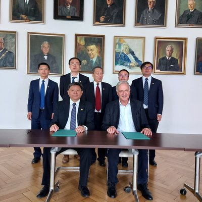 A delegation from the University of Science and Technology Beijing visited the University of Leoben. Vice Rector Peter Moser (front right) signed a Memorandum of Understanding. 